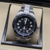 TAG Heuer — esfera negra con números blancos y brazalete plateado