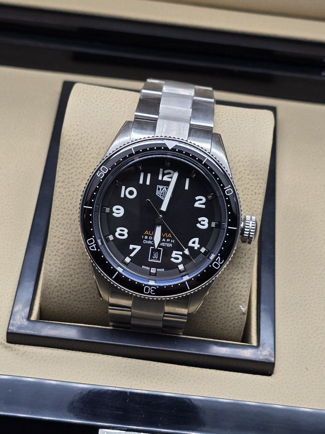 TAG Heuer — esfera negra con números blancos y brazalete plateado