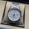 TAG Heuer — esfera blanca con números negros y brazalete plateado