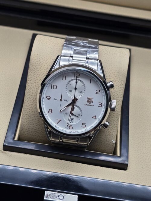 TAG Heuer — esfera blanca con números negros y brazalete plateado