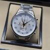 TAG Heuer — esfera clara con subesferas y brazalete plateado