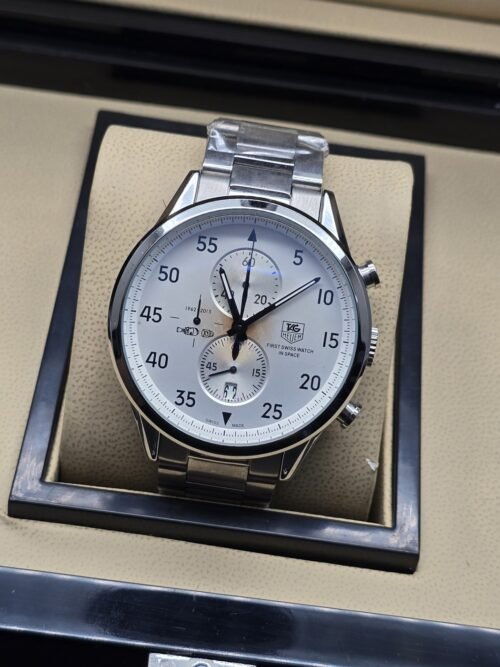 TAG Heuer — esfera clara con subesferas y brazalete plateado