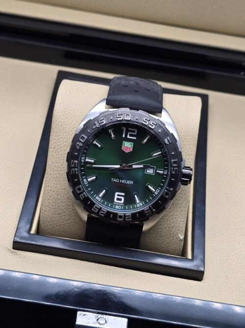 TAG Heuer — esfera verde con bisel negro y correa negra