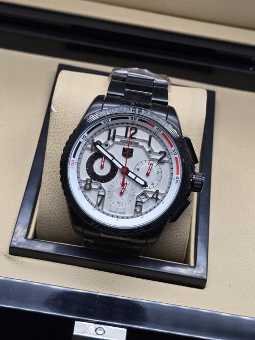 TAG Heuer — esfera blanca con detalles rojos y caja negra