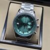 TAG Heuer — esfera verde degradada y brazalete plateado