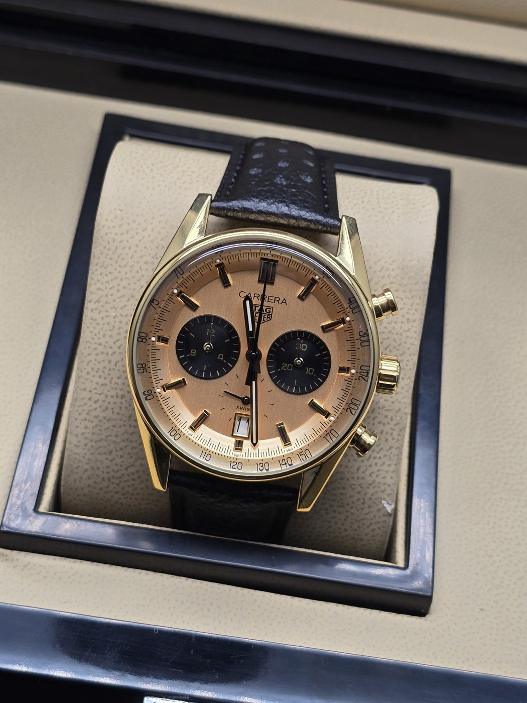 TAG Heuer — esfera dorada con subesferas negras y correa negra
