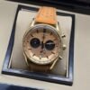 TAG Heuer — esfera dorada con subesferas negras y correa naranja