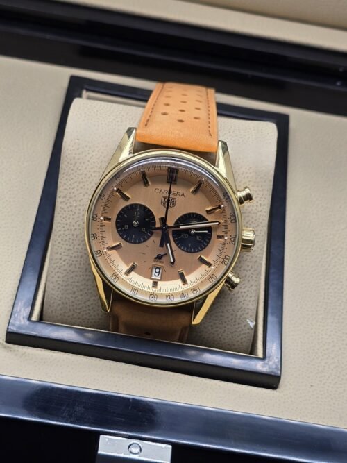 TAG Heuer — esfera dorada con subesferas negras y correa naranja