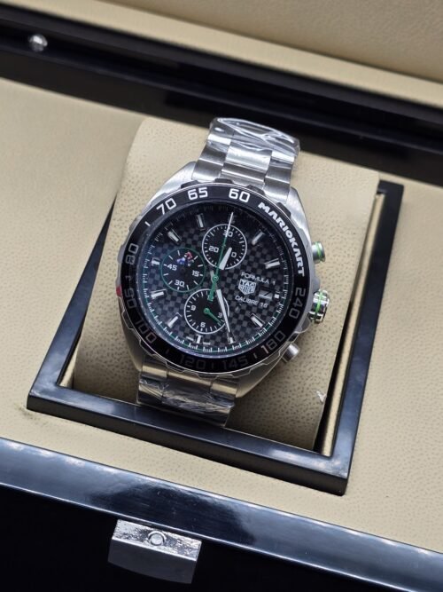 TAG Heuer — esfera negra con subesferas y brazalete plateado