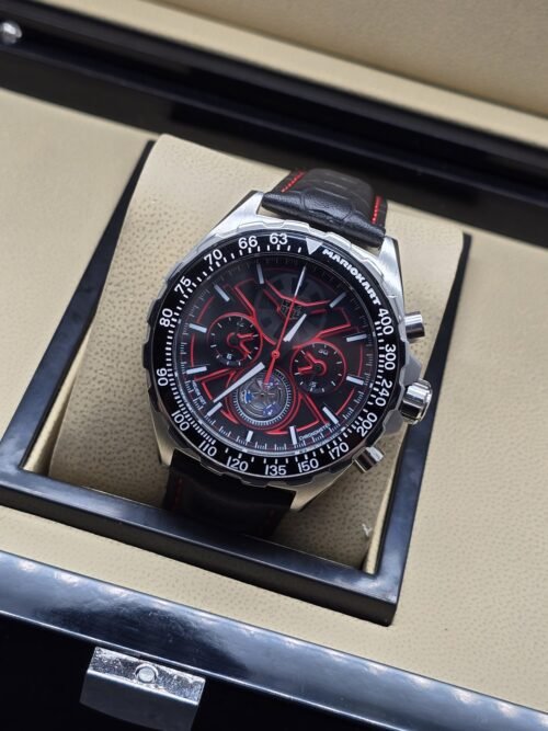 TAG Heuer — esfera negra con detalles rojos y correa de costuras rojas