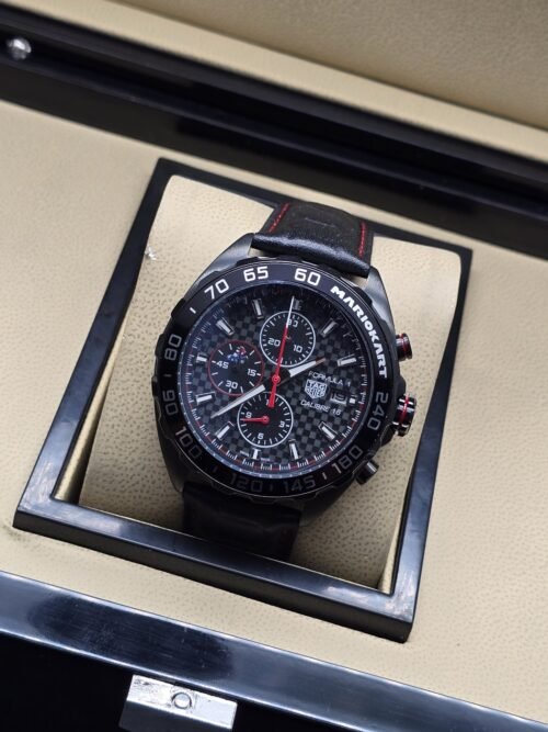 TAG Heuer — esfera negra con detalles rojos y caja negra