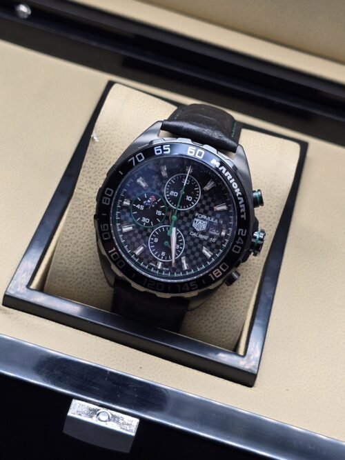 TAG Heuer — esfera negra con subesferas y caja negra