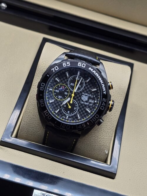 TAG Heuer — esfera negra con detalles amarillos y caja negra
