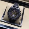 TAG Heuer — esfera oscura con detalles amarillos y correa negra