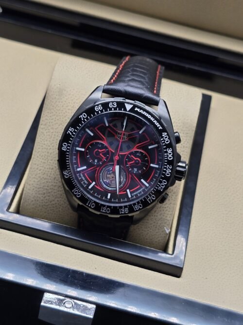 TAG Heuer — esfera oscura con detalles rojos y correa de costuras rojas