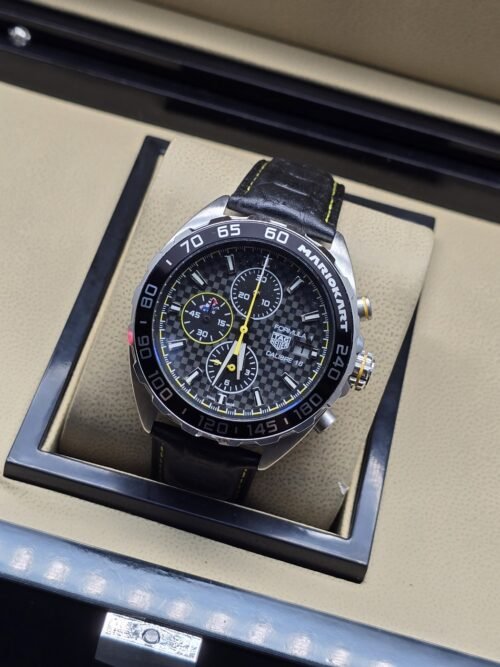 TAG Heuer — esfera negra con detalles amarillos y correa negra