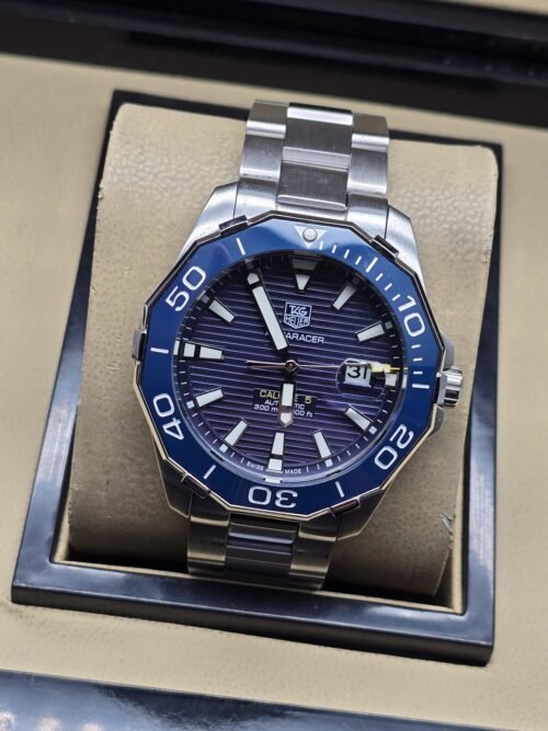 TAG Heuer — esfera azul texturizada y brazalete plateado
