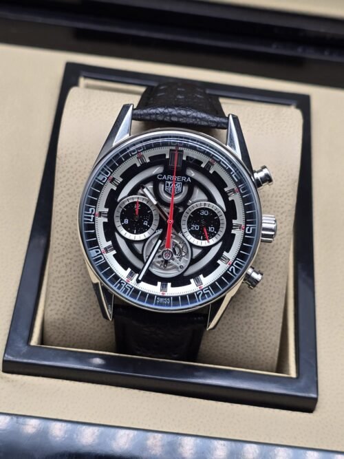 TAG Heuer — esfera negra con dos subesferas y correa negra