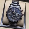 TAG Heuer — esfera oscura con números dorados y brazalete negro