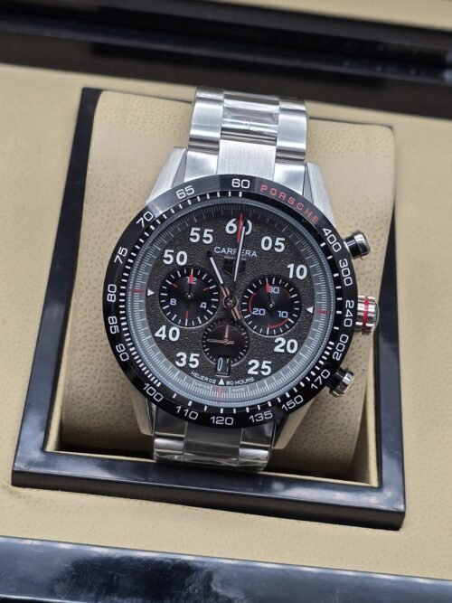 TAG Heuer — esfera negra con números blancos y brazalete plateado