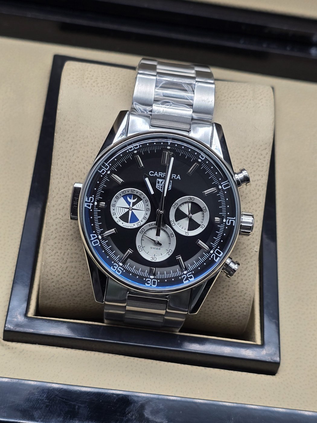 TAG Heuer — esfera negra con subesferas plateadas y brazalete plateado