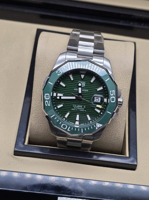 TAG Heuer — esfera verde texturizada y brazalete plateado