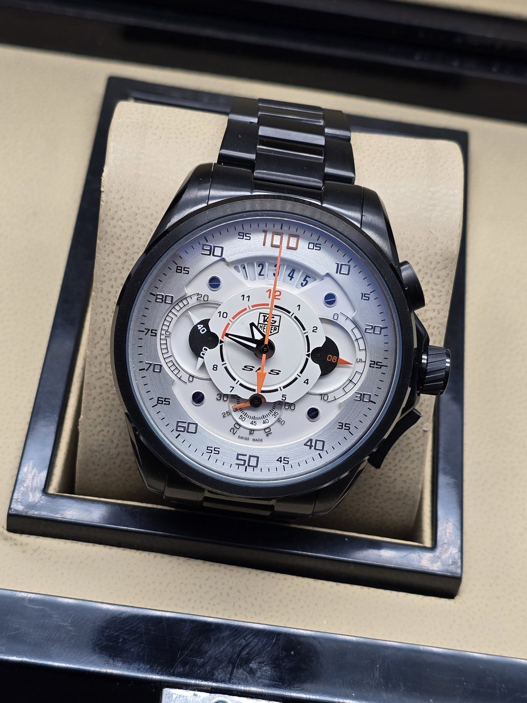 TAG Heuer — esfera blanca con subesferas y brazalete negro