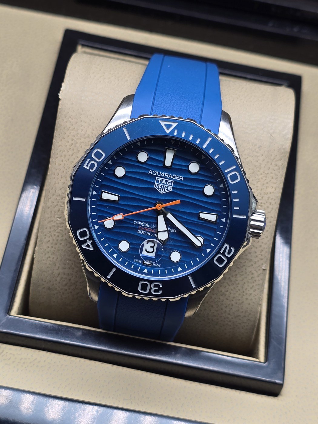 TAG Heuer — esfera azul texturizada y correa azul