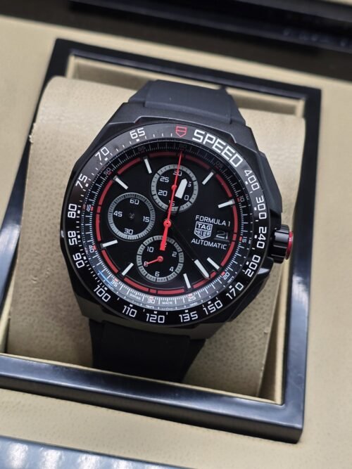 TAG Heuer — esfera negra con detalles rojos y correa negra