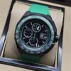 TAG Heuer — esfera negra con detalles verdes y correa verde