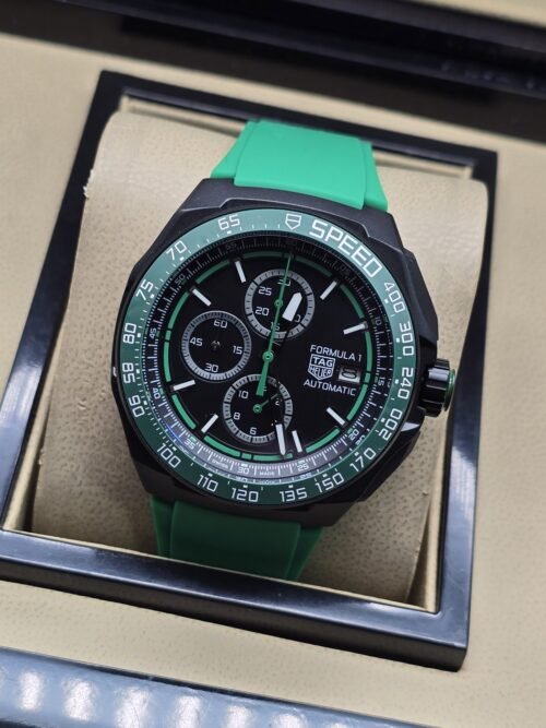 TAG Heuer — esfera negra con detalles verdes y correa verde