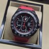 TAG Heuer — esfera negra con detalles rojos y correa roja