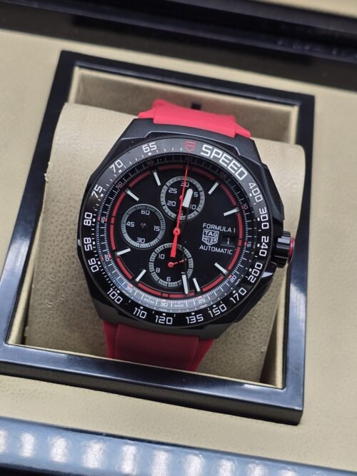 TAG Heuer — esfera negra con detalles rojos y correa roja