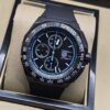 TAG Heuer — esfera negra con detalles azules y correa negra
