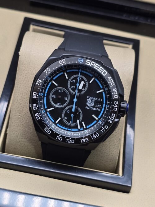 TAG Heuer — esfera negra con detalles azules y correa negra