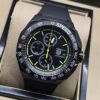 TAG Heuer — esfera negra con detalles amarillos y correa negra