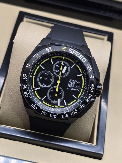 TAG Heuer — esfera negra con detalles amarillos y correa negra