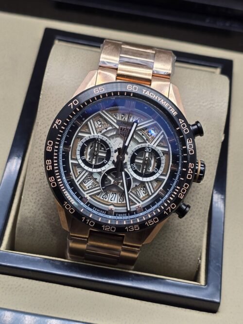 TAG Heuer — esfera abierta clara y brazalete rosado