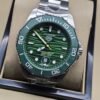 TAG Heuer — esfera verde con bisel verde y brazalete plateado
