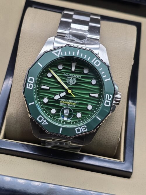 TAG Heuer — esfera verde con bisel verde y brazalete plateado