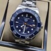 TAG Heuer — esfera azul con subesfera y brazalete plateado
