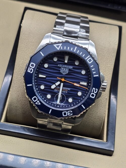 TAG Heuer — esfera azul con subesfera y brazalete plateado