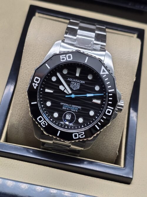 TAG Heuer — esfera negra con subesfera y brazalete plateado