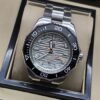 TAG Heuer — esfera gris texturizada y brazalete plateado