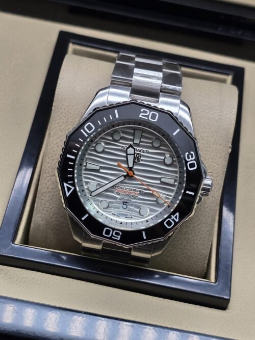 TAG Heuer — esfera gris texturizada y brazalete plateado