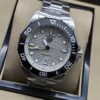 TAG Heuer — esfera clara texturizada con bisel negro y brazalete plateado