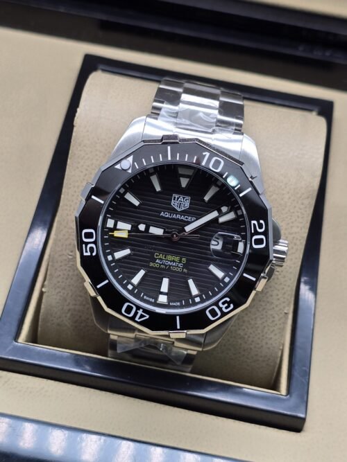 TAG Heuer — esfera negra texturizada y brazalete plateado