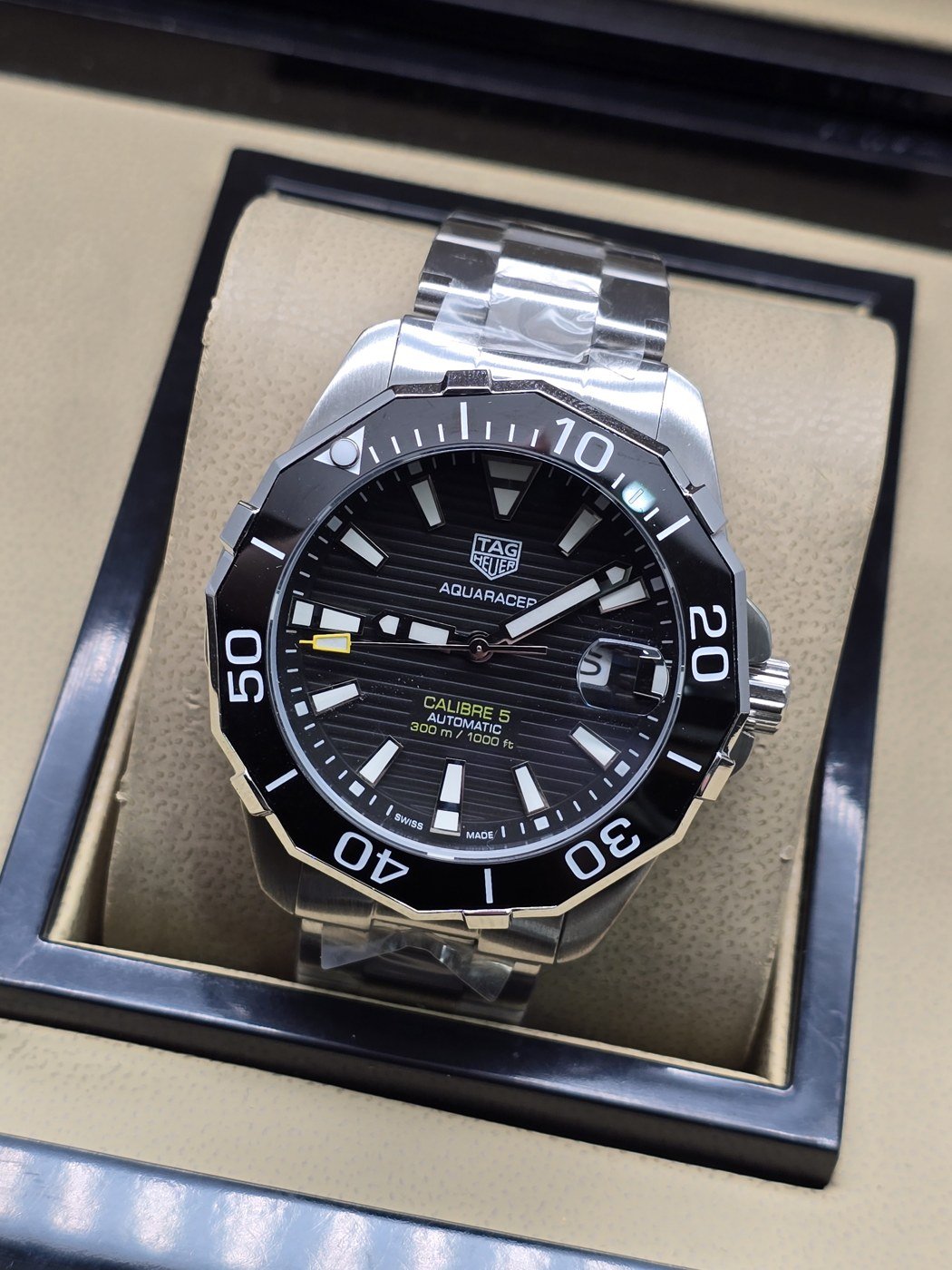 TAG Heuer — esfera negra texturizada y brazalete plateado