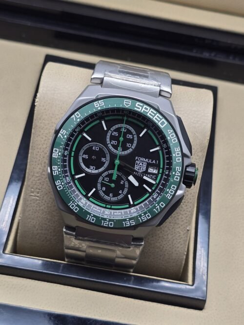 TAG Heuer — esfera negra con bisel verde y brazalete plateado