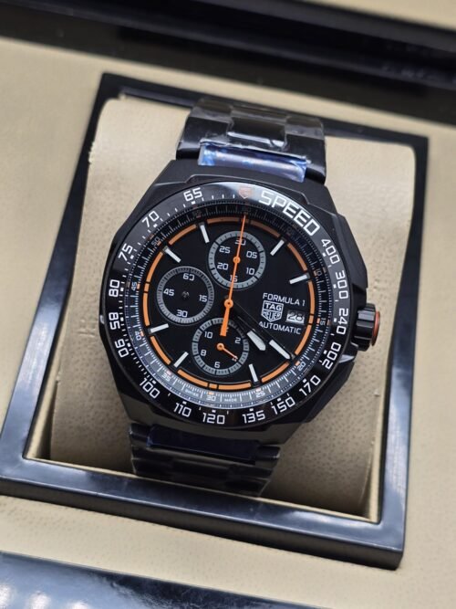 TAG Heuer — esfera negra con detalles naranjas y brazalete negro